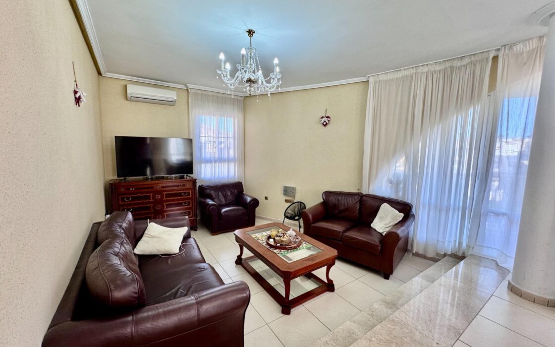 Вилла с бассейном в Коста-Ориуэла142 кв.м, 4 спальни