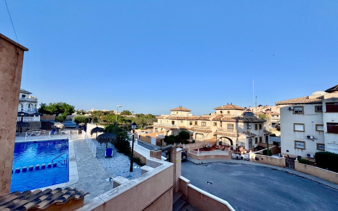 Вилла с бассейном в Коста-Ориуэла142 кв.м, 4 спальни