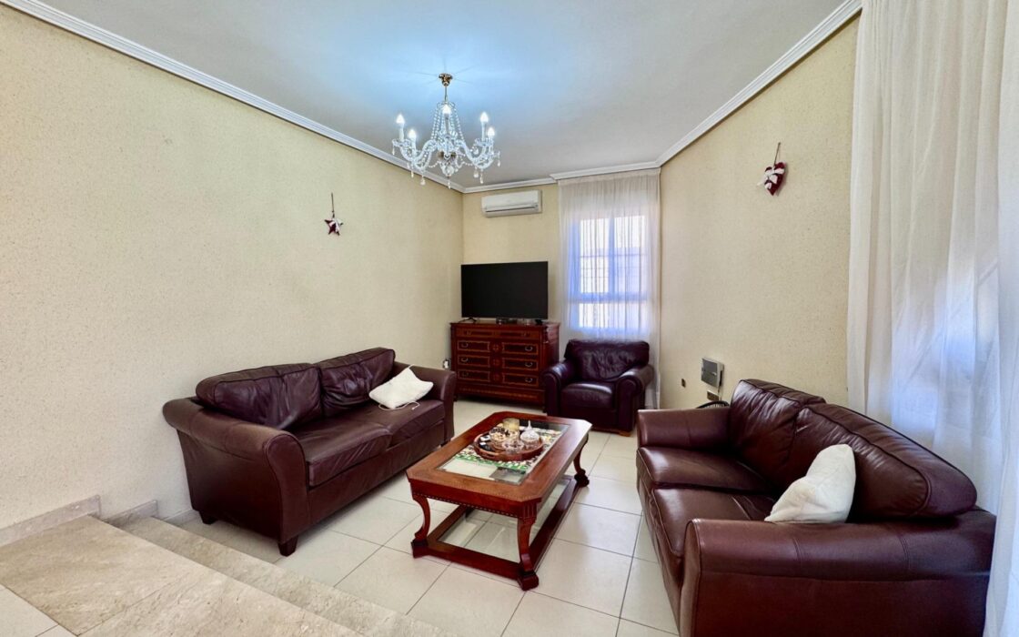 Вилла с бассейном в Коста-Ориуэла142 кв.м, 4 спальни