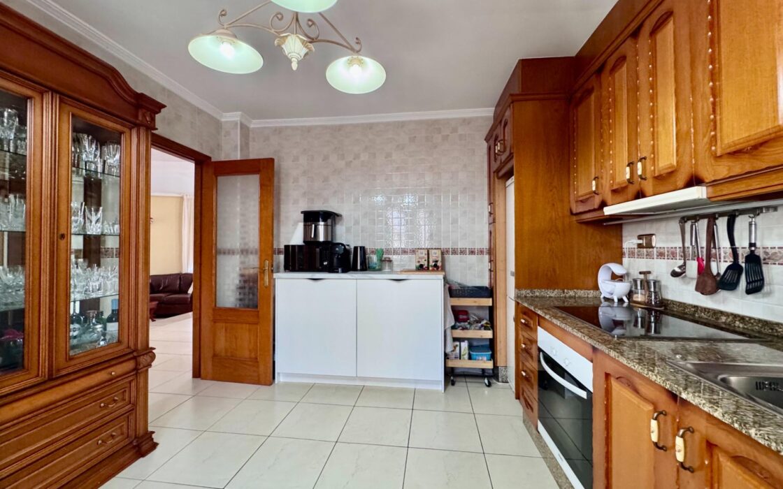 Вилла с бассейном в Коста-Ориуэла142 кв.м, 4 спальни