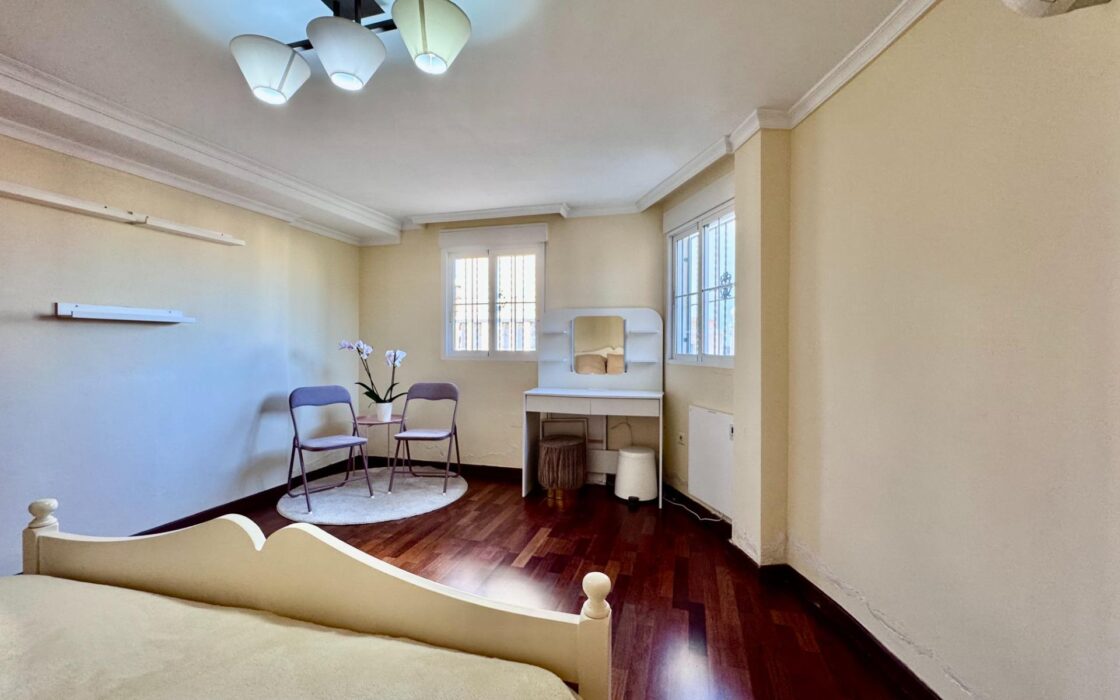 Вилла с бассейном в Коста-Ориуэла142 кв.м, 4 спальни