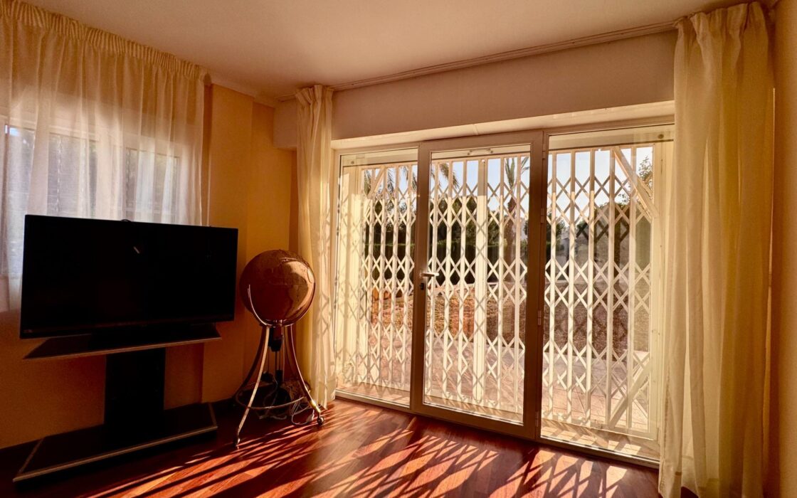 Вилла с бассейном в Коста-Ориуэла142 кв.м, 4 спальни