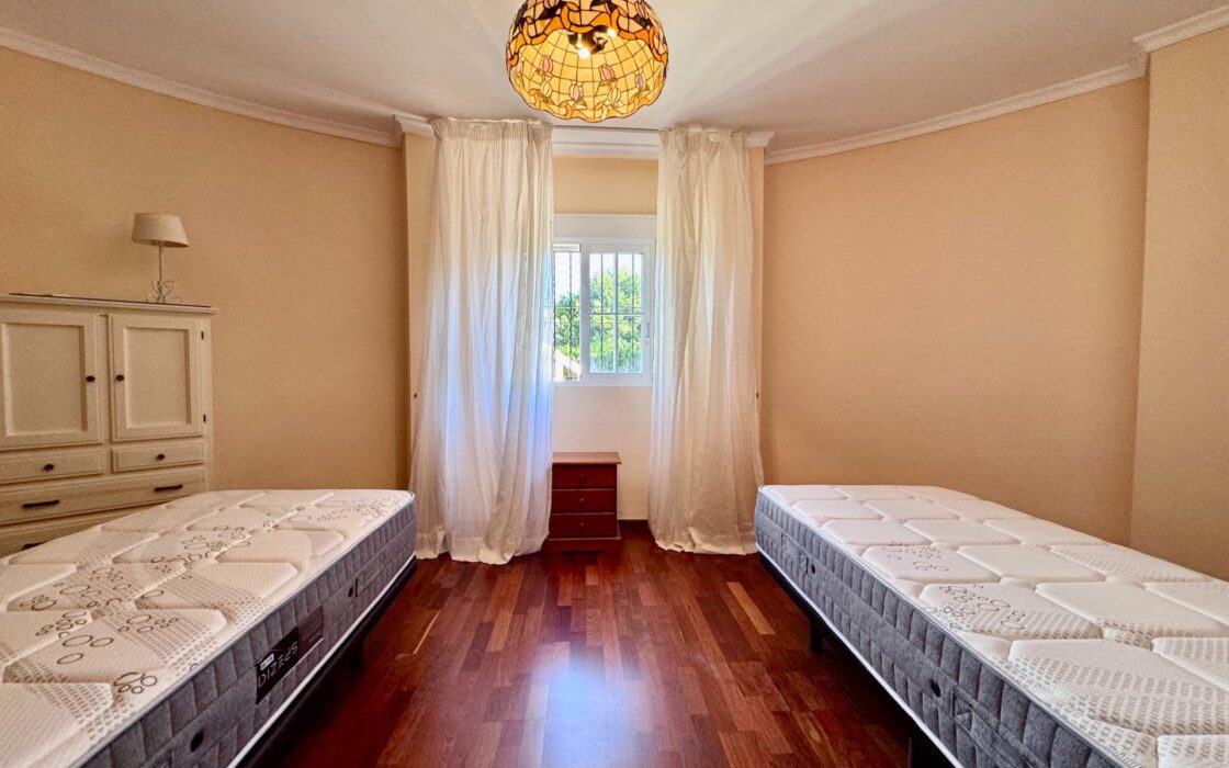 Вилла с бассейном в Коста-Ориуэла142 кв.м, 4 спальни