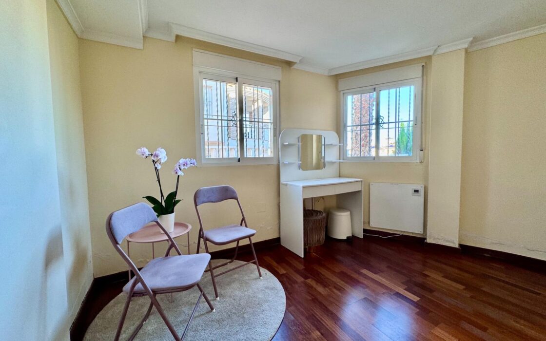 Вилла с бассейном в Коста-Ориуэла142 кв.м, 4 спальни