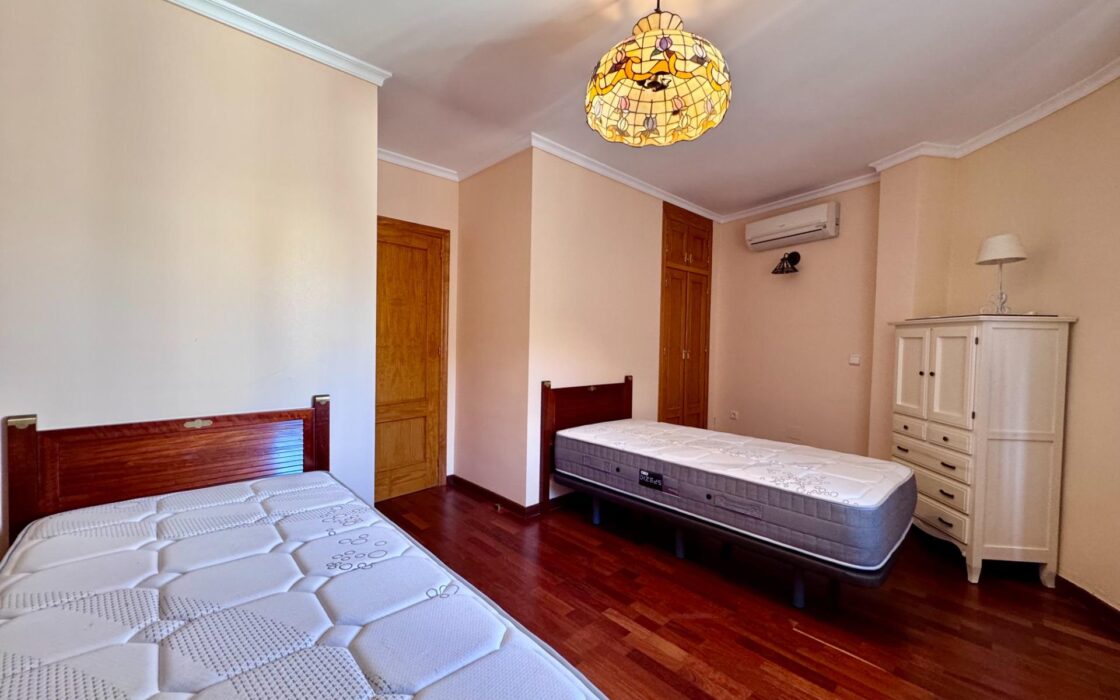 Вилла с бассейном в Коста-Ориуэла142 кв.м, 4 спальни