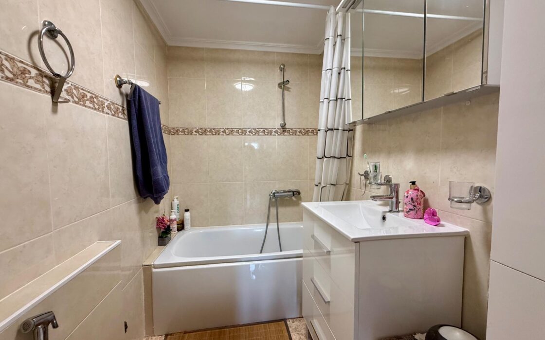 2-комн. квартира 81 кв.м с лифтом в Аликанте возле ТЦ