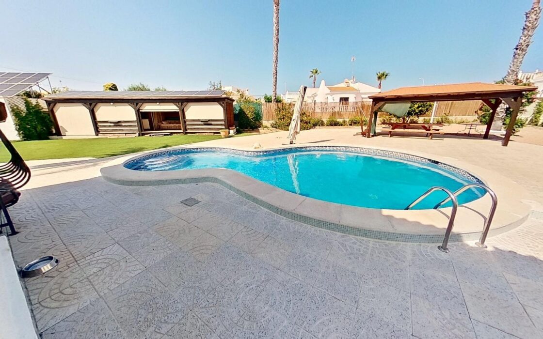 Дом в Торревьехе 163 кв.м с участком 1050 м у моря