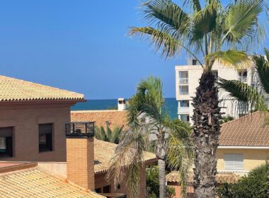 Смежная вилла в Торре-Ла-Мата с видом на море 161 кв.м