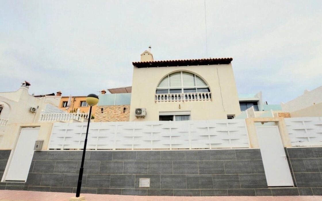 Вилла в Сан-Мигеле с частным бассейном и террасой 152 кв.м