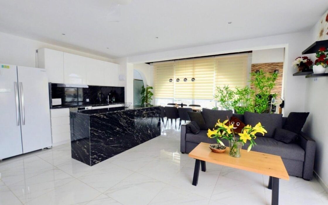 Вилла в Сан-Мигеле с частным бассейном и террасой 152 кв.м