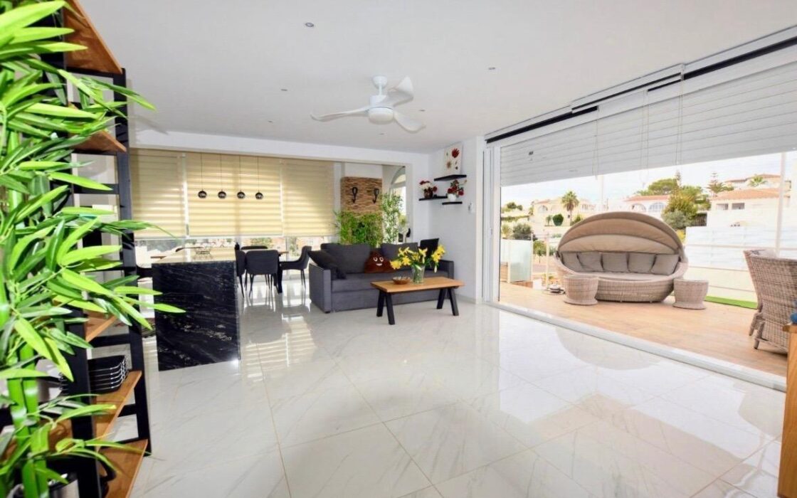 Вилла в Сан-Мигеле с частным бассейном и террасой 152 кв.м