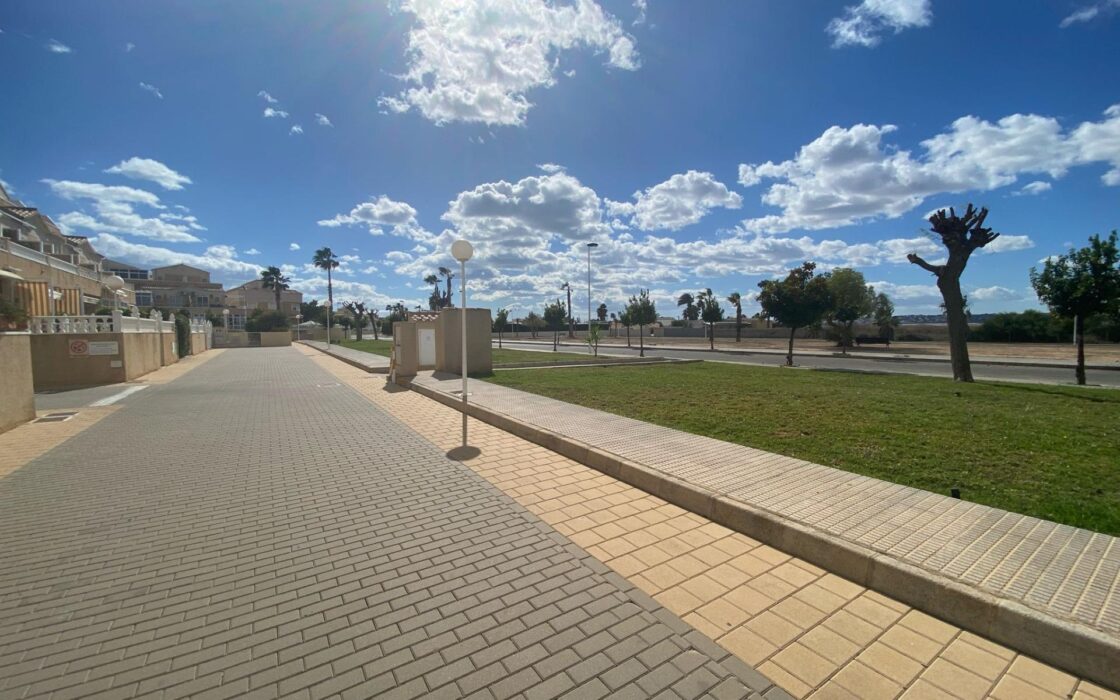 Двухэтажный дом в Торревьехе с солярием 87 кв.м