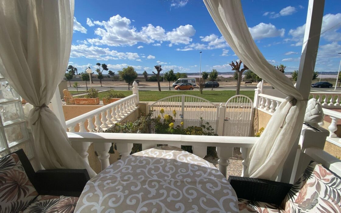 Двухэтажный дом в Торревьехе с солярием 87 кв.м