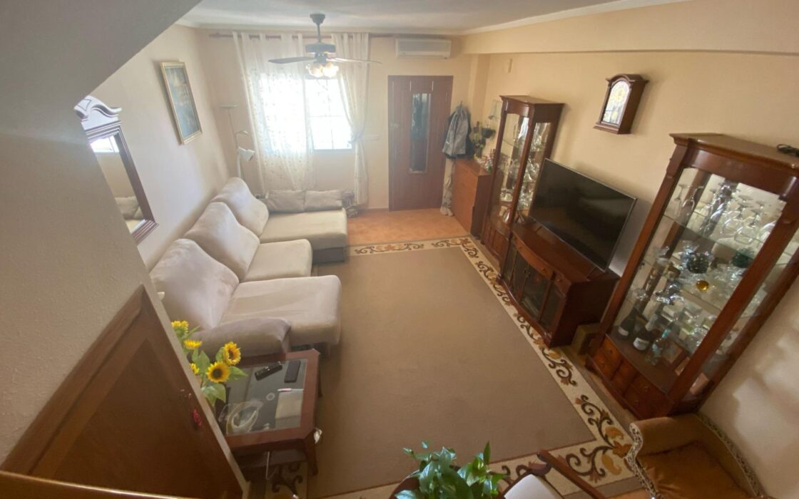 Двухэтажный дом в Торревьехе с солярием 87 кв.м