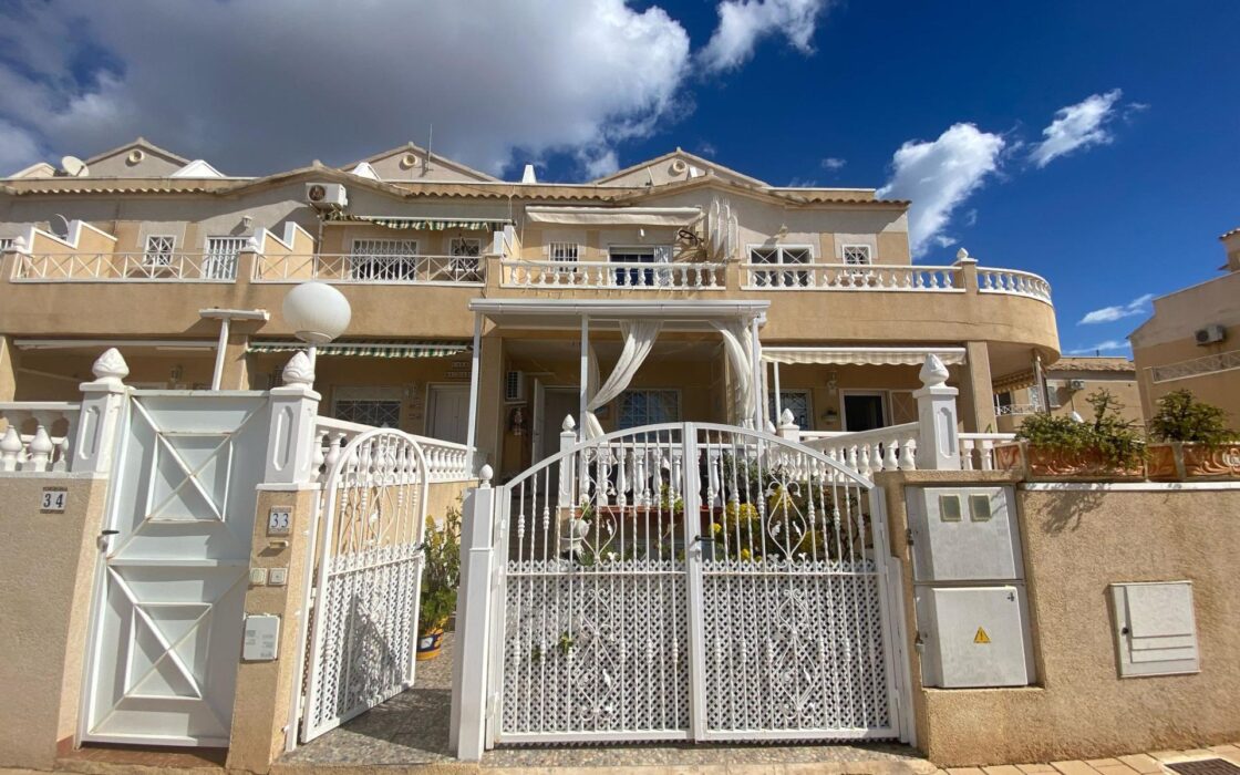 Двухэтажный дом в Торревьехе с солярием 87 кв.м