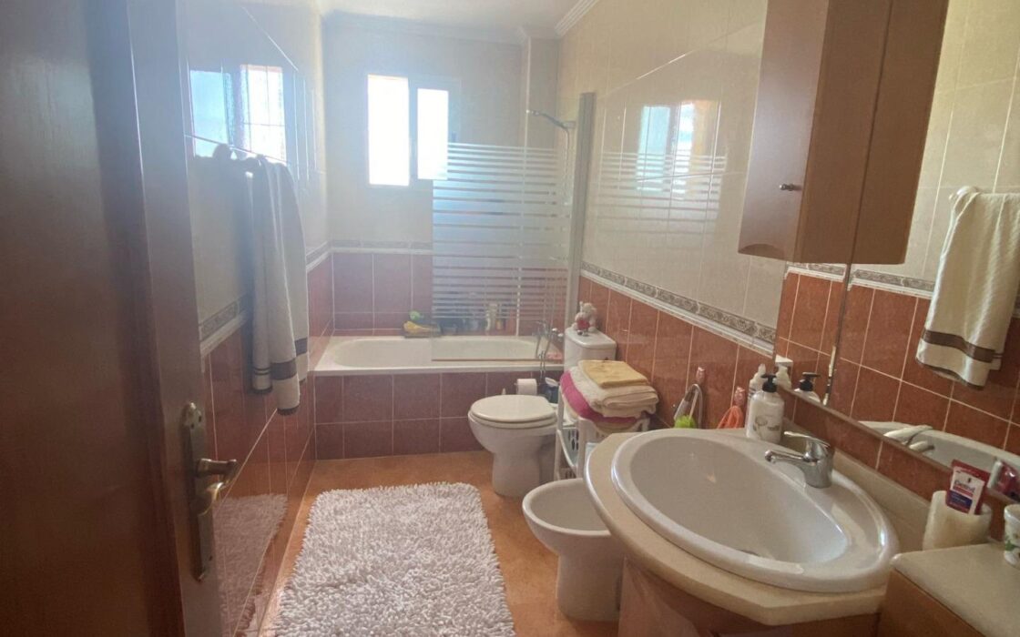 Двухэтажный дом в Торревьехе с солярием 87 кв.м