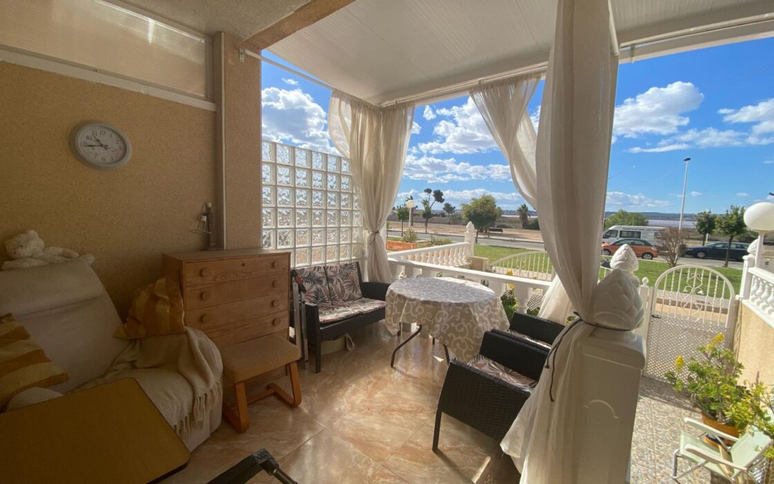 Двухэтажный дом в Торревьехе с солярием 87 кв.м