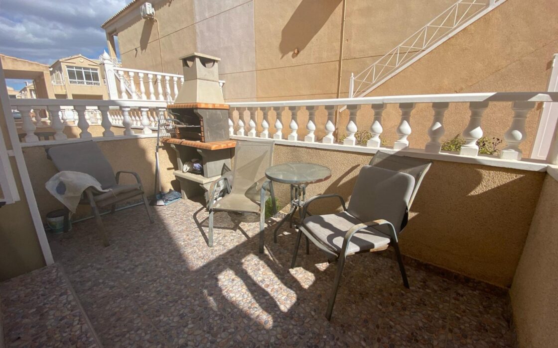 Двухэтажный дом в Торревьехе с солярием 87 кв.м