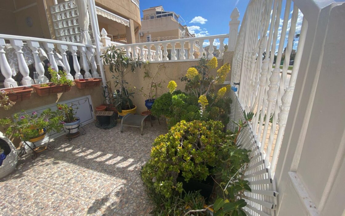 Двухэтажный дом в Торревьехе с солярием 87 кв.м