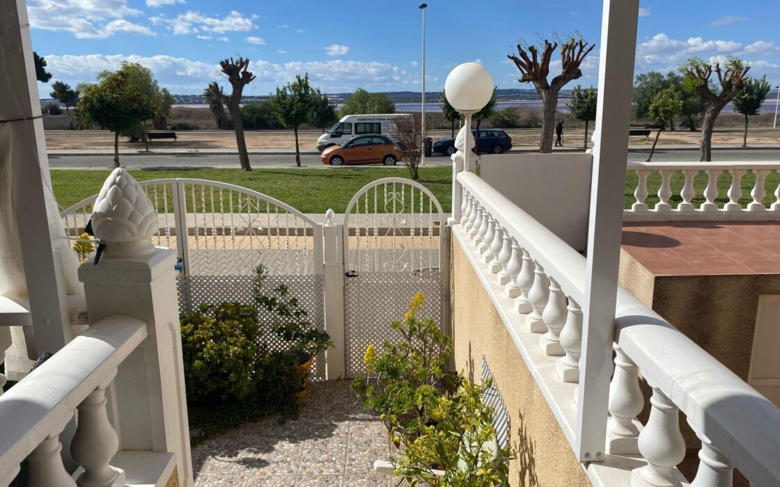 Двухэтажный дом в Торревьехе с солярием 87 кв.м