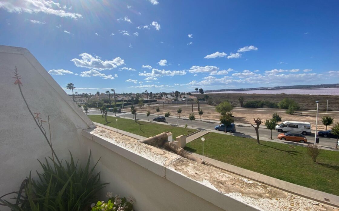 Двухэтажный дом в Торревьехе с солярием 87 кв.м