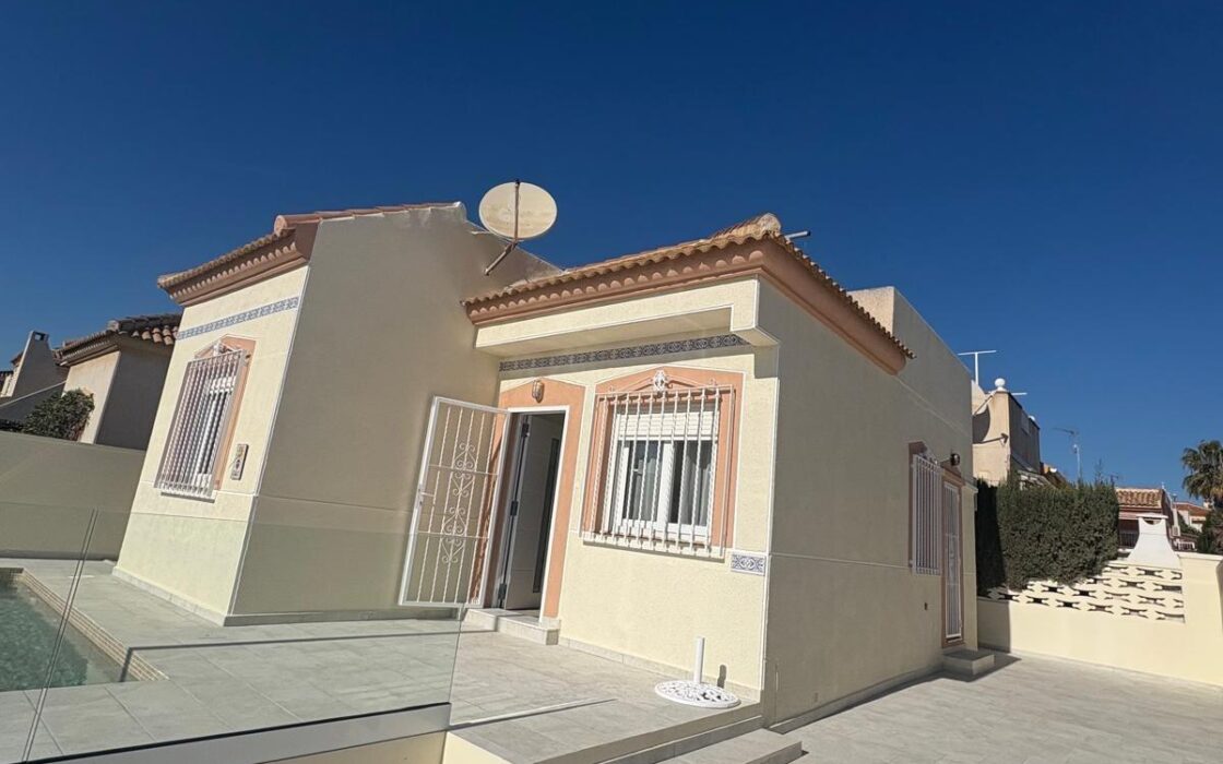 Вилла в Торревьехе 65 кв.м, 300 м до моря, уютный район