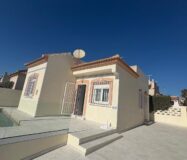 Вилла в Торревьехе 65 кв.м, 300 м до моря, уютный район