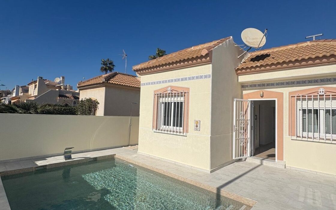 Вилла в Торревьехе 65 кв.м, 300 м до моря, уютный район