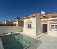 Вилла в Торревьехе 65 кв.м, 300 м до моря, уютный район