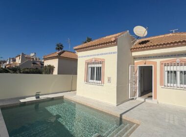 Вилла в Торревьехе 65 кв.м, 300 м до моря, уютный район