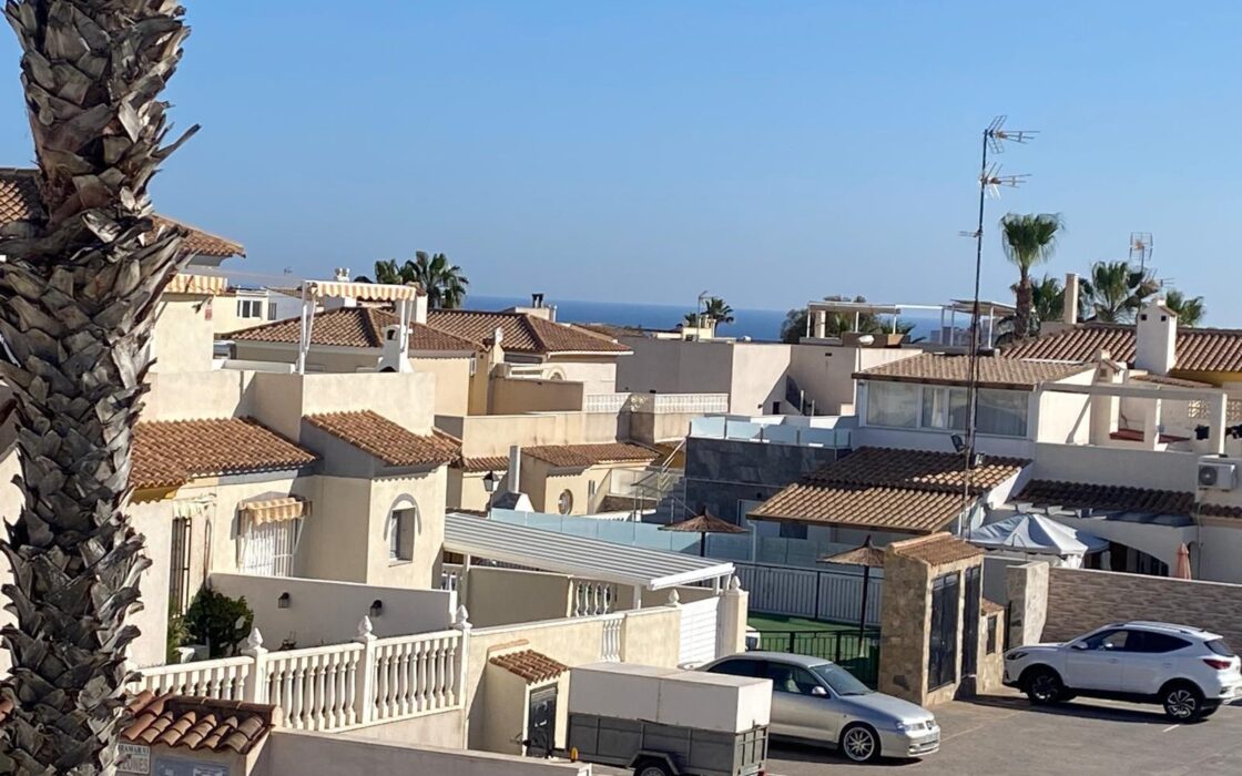 Вилла в Торревьехе 65 кв.м, 300 м до моря, уютный район