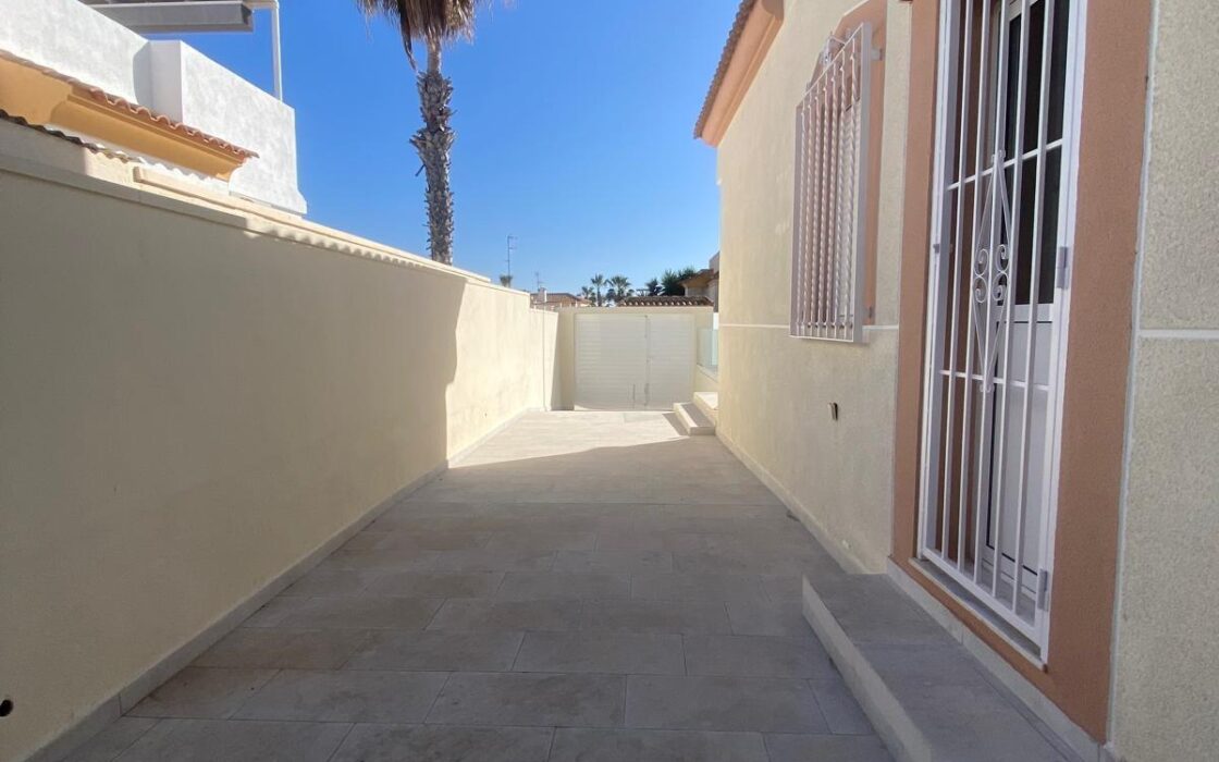 Вилла в Торревьехе 65 кв.м, 300 м до моря, уютный район