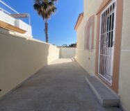 Вилла в Торревьехе 65 кв.м, 300 м до моря, уютный район