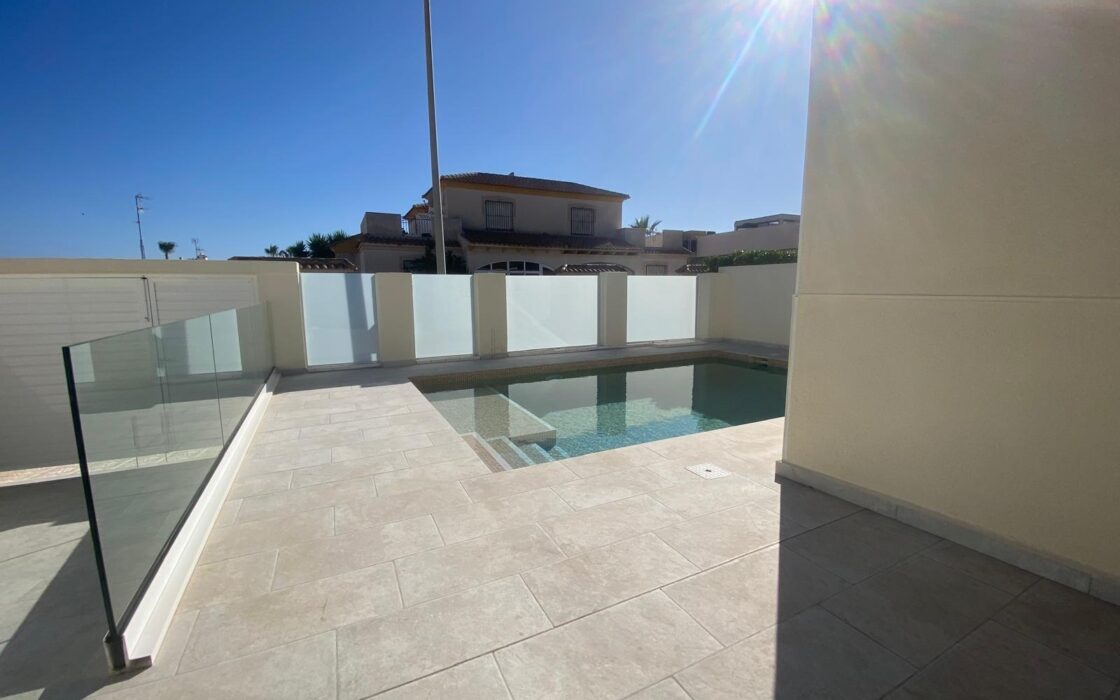 Вилла в Торревьехе 65 кв.м, 300 м до моря, уютный район