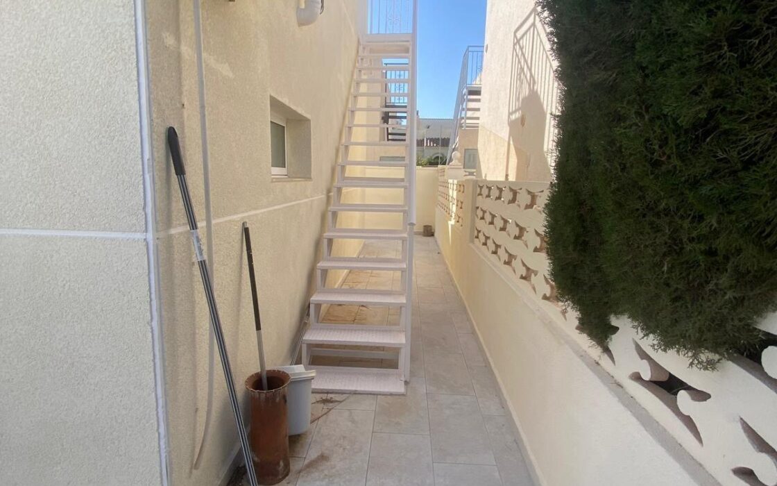 Вилла в Торревьехе 65 кв.м, 300 м до моря, уютный район