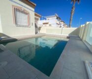 Вилла в Торревьехе 65 кв.м, 300 м до моря, уютный район