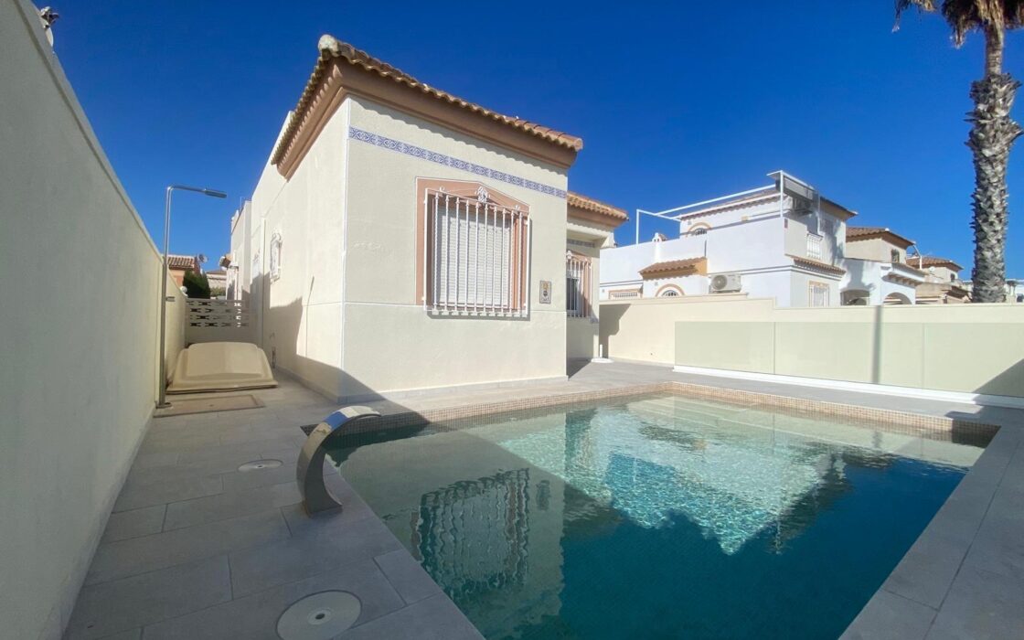 Вилла в Торревьехе 65 кв.м, 300 м до моря, уютный район