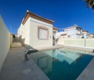 Вилла в Торревьехе 65 кв.м, 300 м до моря, уютный район