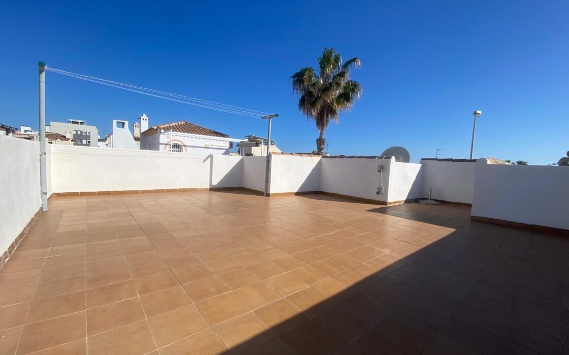 Вилла в Торревьехе 65 кв.м, 300 м до моря, уютный район