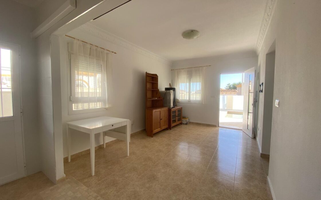 Вилла в Торревьехе 65 кв.м, 300 м до моря, уютный район