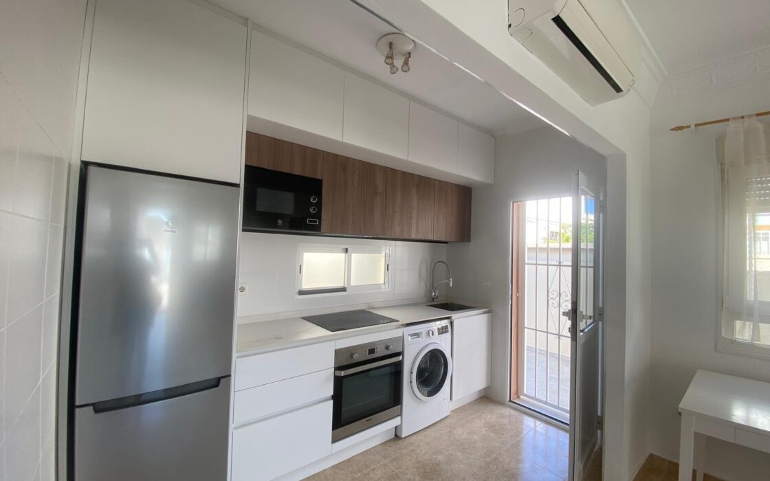 Вилла в Торревьехе 65 кв.м, 300 м до моря, уютный район