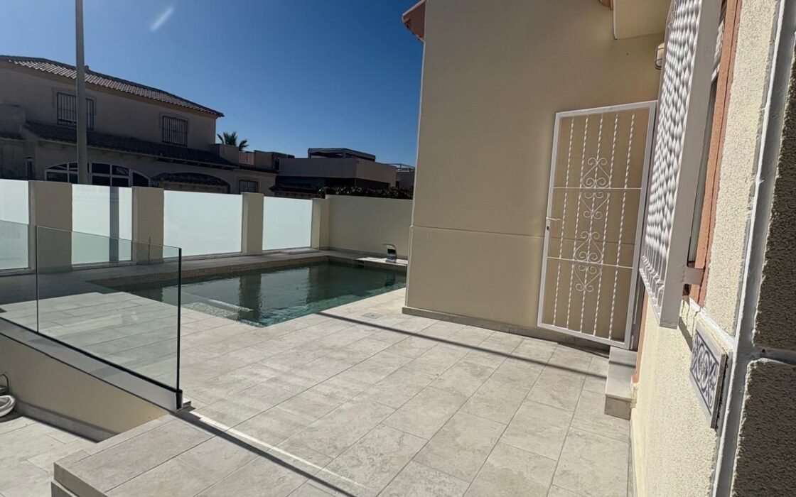 Вилла в Торревьехе 65 кв.м, 300 м до моря, уютный район