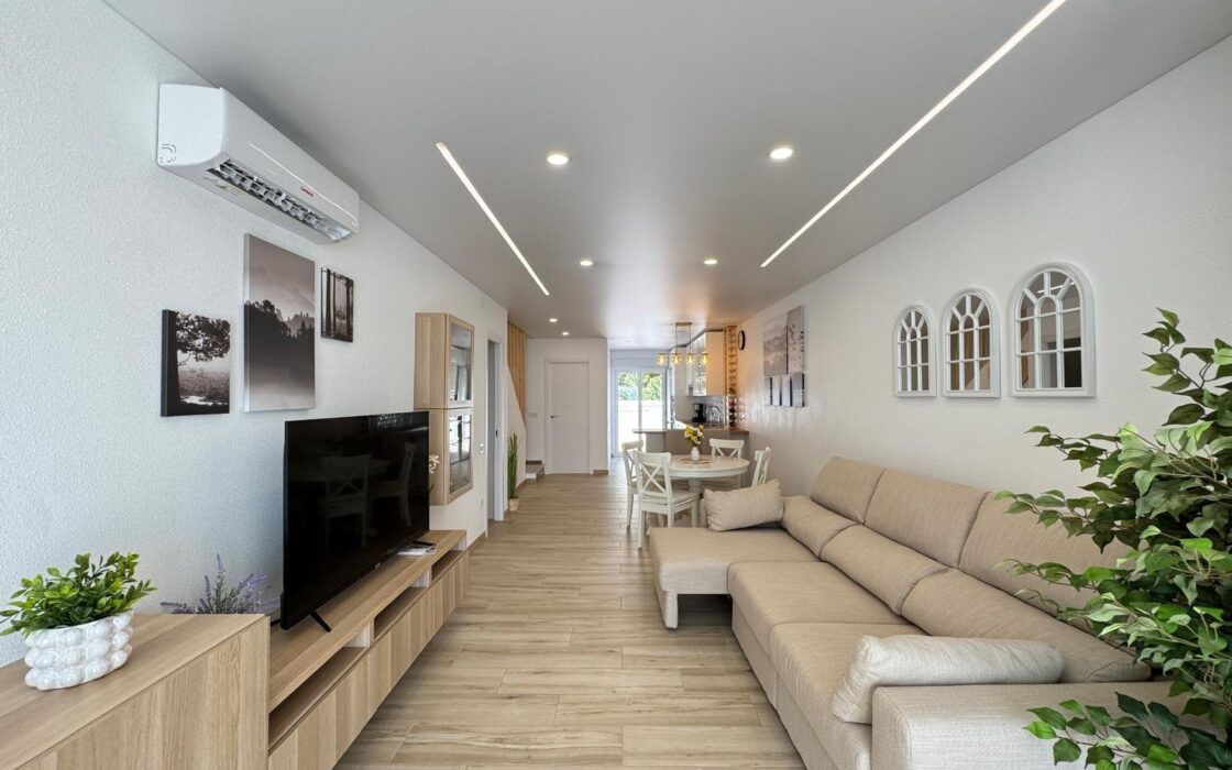 Таунхаус с террасами и бассейном в Коста Бланка 75 кв.м