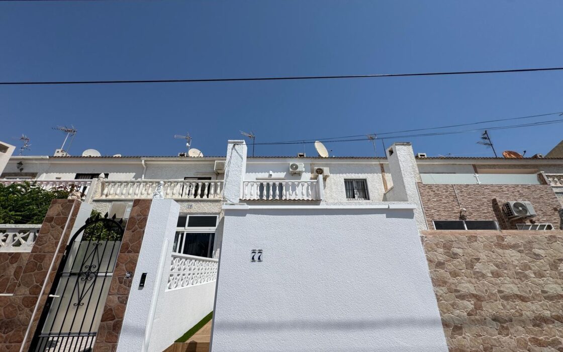 Таунхаус с террасами и бассейном в Коста Бланка 75 кв.м