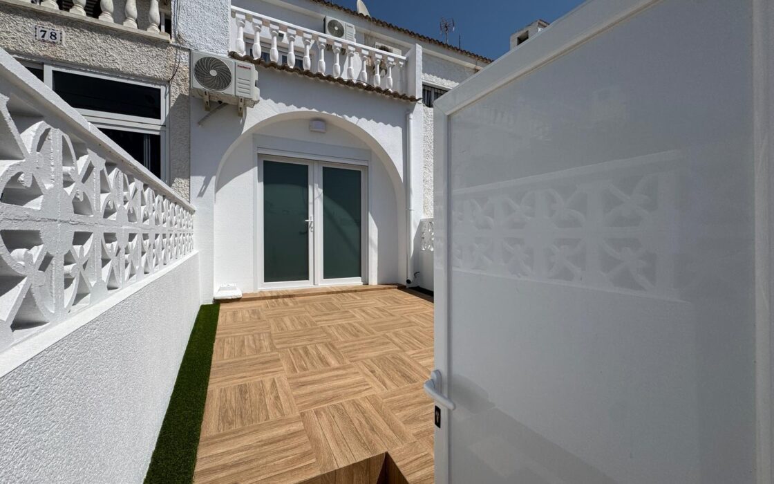 Таунхаус с террасами и бассейном в Коста Бланка 75 кв.м