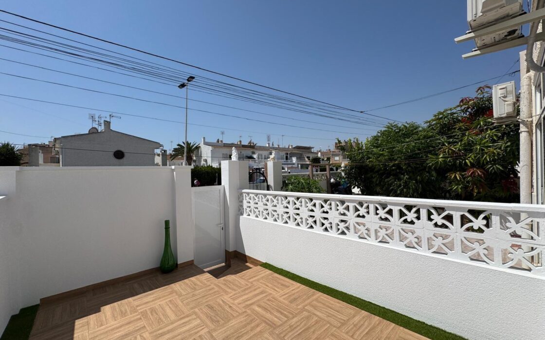 Таунхаус с террасами и бассейном в Коста Бланка 75 кв.м