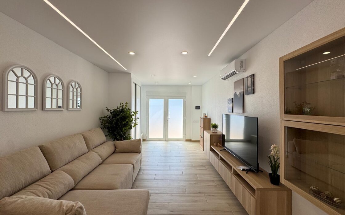 Таунхаус с террасами и бассейном в Коста Бланка 75 кв.м