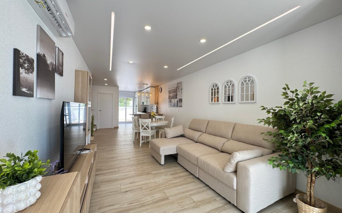 Таунхаус с террасами и бассейном в Коста Бланка 75 кв.м