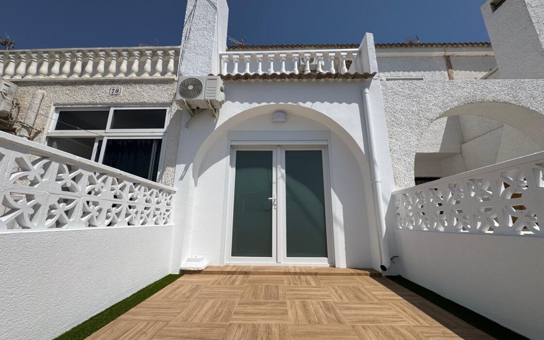 Таунхаус с террасами и бассейном в Коста Бланка 75 кв.м