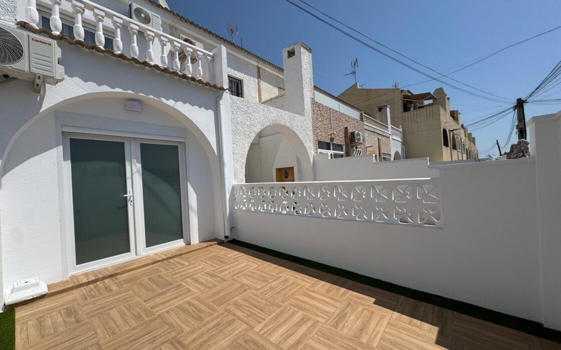 Таунхаус с террасами и бассейном в Коста Бланка 75 кв.м